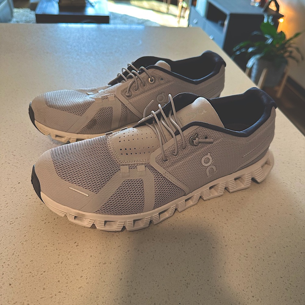 On cloud Cloud 5 men 9, women 10.5 gray